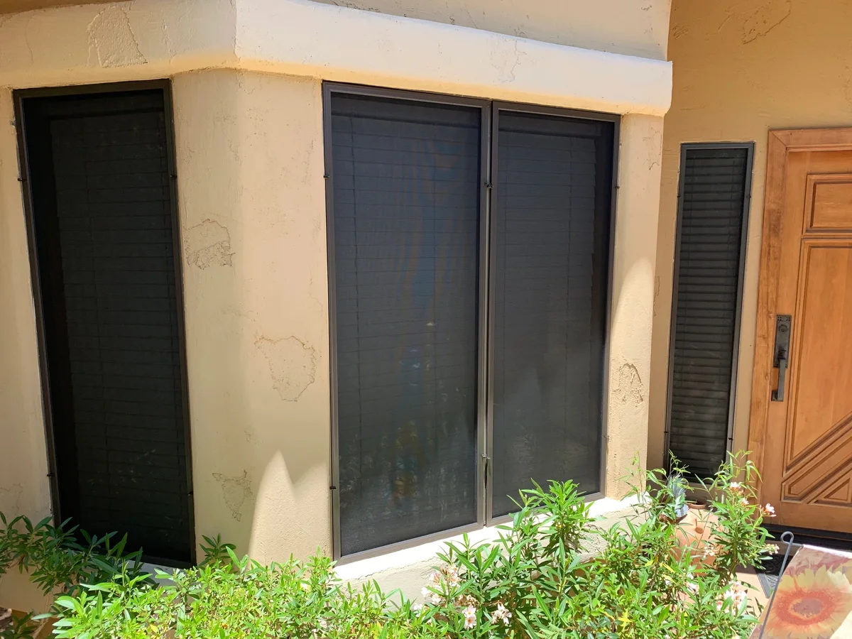 Exterior screen panels on corner windows